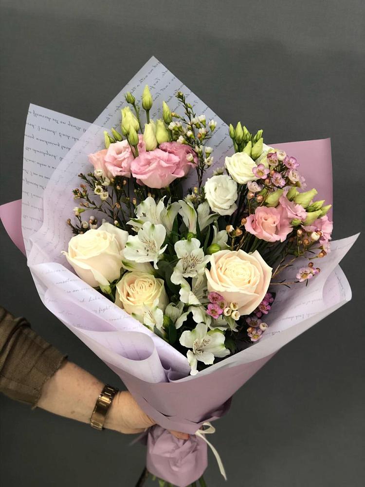 Букет цветов из: Альстромерии, Розы и Лизиантусы в Черногорске