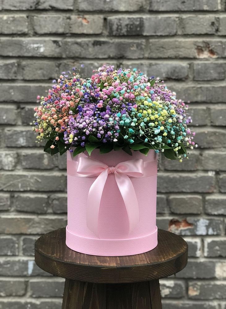 Цветочная композиция из Гипсофила и Розы в шляпной коробке в Черногорске