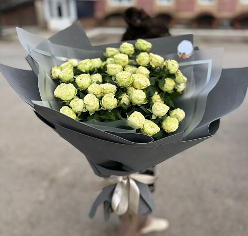Букет Белые кустовые розы Солинеро в Черногорске