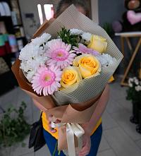 Букет цветов из:  Герберы, Розы и Хризантемы в Черногорске