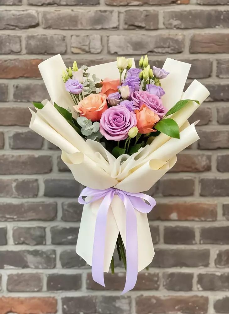 Букет цветов из: Лизиантусы и Розы в Черногорске