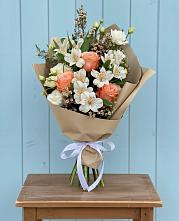 Букет цветов из:  Альстромерии, Лизиантусы, Розы и Хризантемы в Черногорске