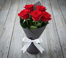 Букет 5 Красных роз Эдлесс Лав в Черногорске