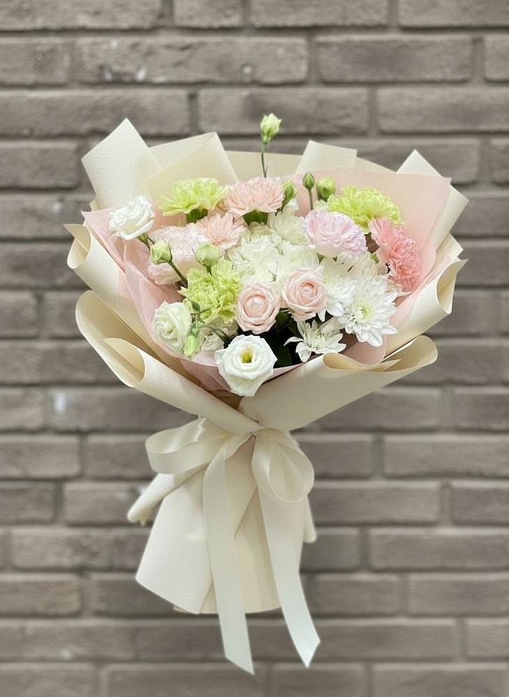 Букет цветов из: Гвоздики, Розы, Лизиантусы и Хризантемы в Черногорске