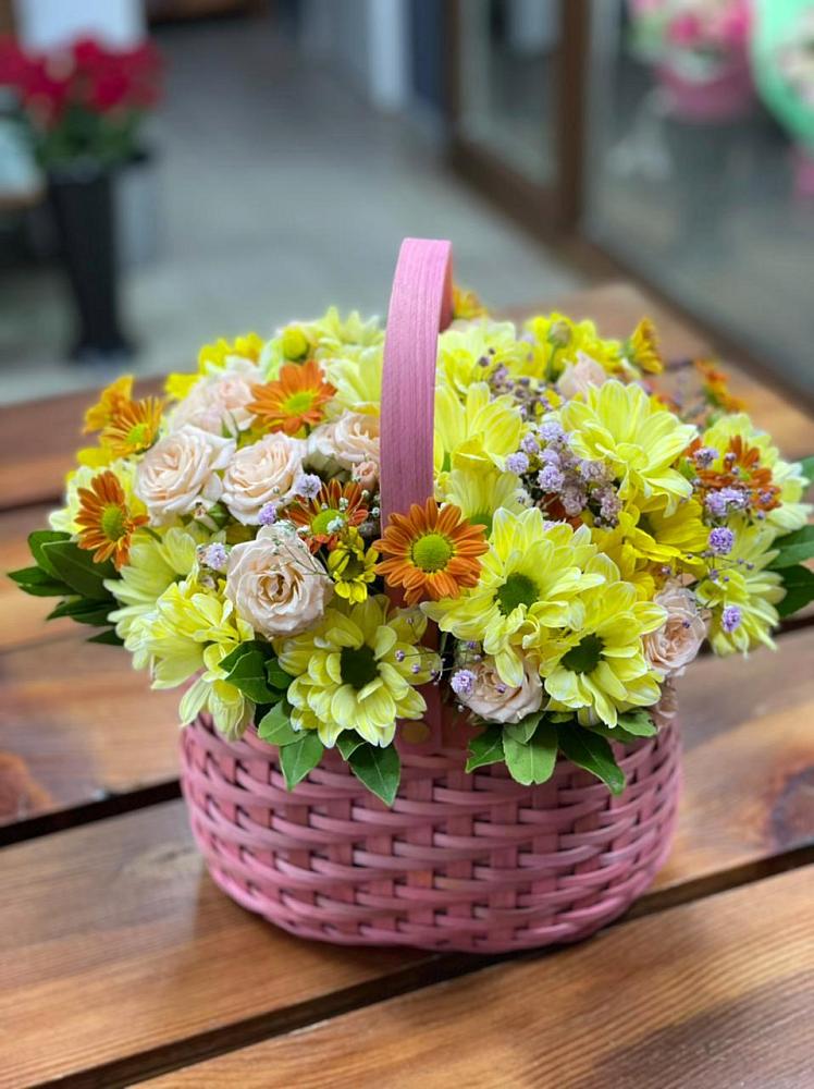 Цветочная композиция из Хризантемы и Розы в корзине в Черногорске