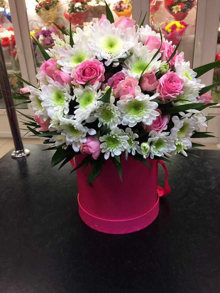 Цветочная композиция из Розы и Хризантемы в шляпной коробке в Черногорске