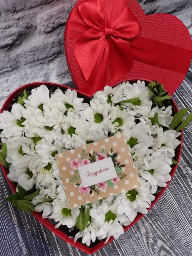 Цветочная композиция из Хризантемы в виде сердца в Черногорске