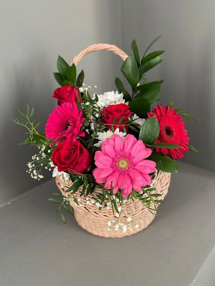 Цветочная композиция из Розы, Хризантемы и Герберы в корзине в Черногорске