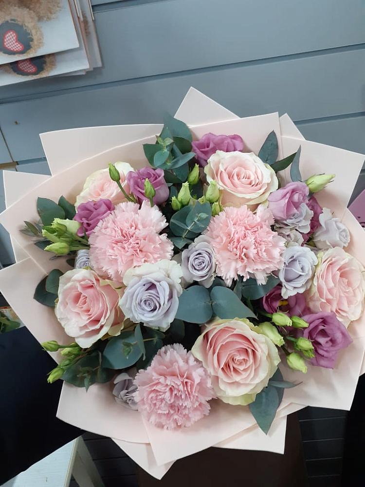 Букет цветов из: Розы, Гвоздики и Лизиантусы в Черногорске