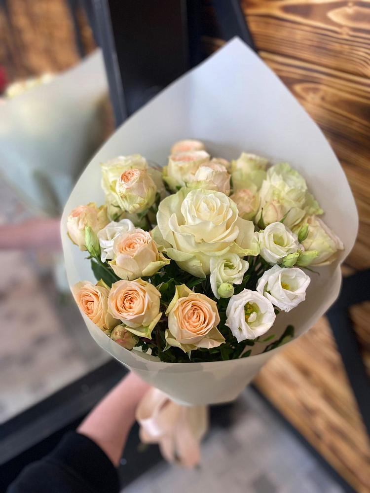 Букет цветов из: Розы и Лизиантусы в Черногорске